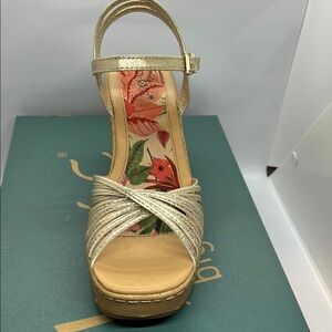 NEW B.O.C  CHAMPAGNE PLATFORM WEDGE WOMEN SANDALS SIZE 8